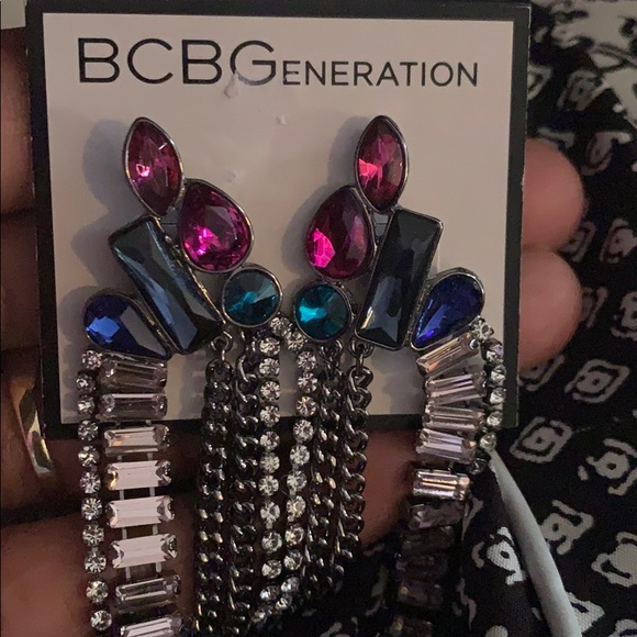 NWT BCBG FASHIONABLE EARRINGS - Picture 3 of 4